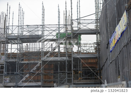 躯体工事中のマンション建設現場 (枠組足場) イメージ 躯体工事中のマンション建設現場 (枠組足場) イメージ 132041823