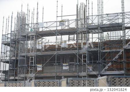 躯体工事中のマンション建設現場  (枠組足場)　イメージ 132041824