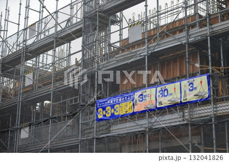 躯体工事中のマンション建設現場  (枠組足場)　イメージ 132041826