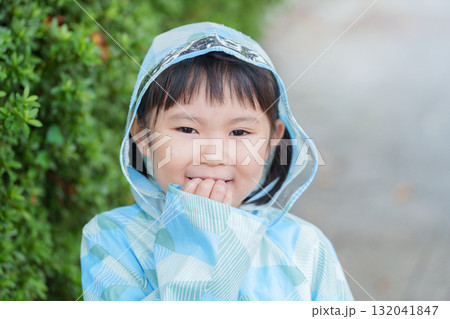 雨の日にレインコートを着ている子供 雨の日にレインコートを着ている子供 132041847