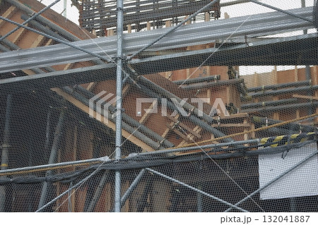 躯体工事中のマンション建設現場 (外部足場) イメージ 躯体工事中のマンション建設現場 (外部足場) イメージ 132041887
