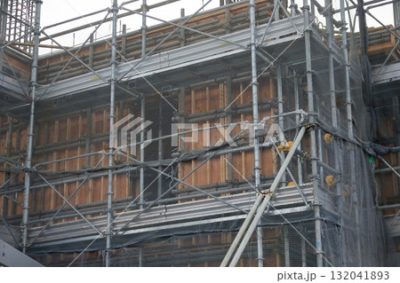躯体工事中のマンション建設現場  (外部足場)　イメージ 132041893