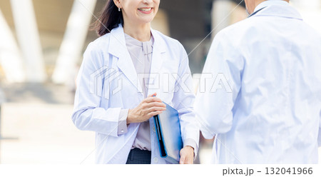 病院で働く医者 132041966