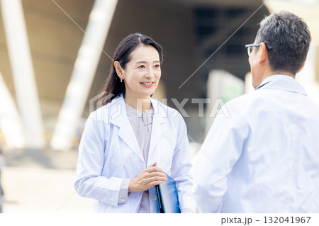 病院で働く医者 132041967