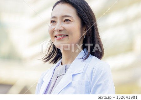 笑顔の女医 132041981