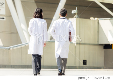 歩く白衣を着た男女 歩く白衣を着た男女 132041986