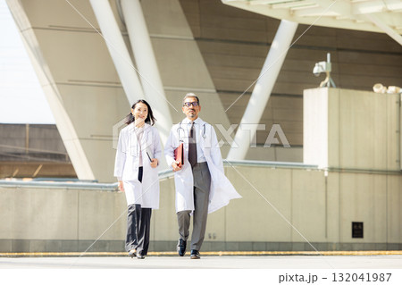 歩く白衣を着た男女 歩く白衣を着た男女 132041987