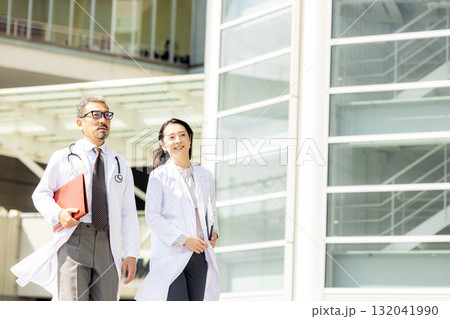 歩く白衣を着た男女 132041990