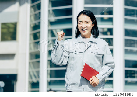 作業着を着たビジネスウーマン 132041999