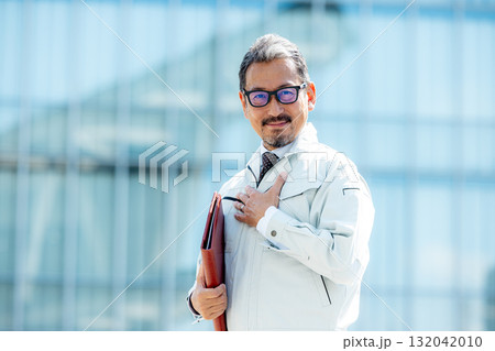 建設現場に立つ作業服の男性 132042010