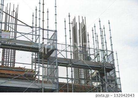 躯体工事中のマンション建設現場 (外部足場) イメージ 躯体工事中のマンション建設現場 (外部足場) イメージ 132042043