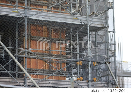躯体工事中のマンション建設現場 (外部足場) イメージ 躯体工事中のマンション建設現場 (外部足場) イメージ 132042044