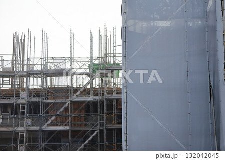 躯体工事中のマンション建設現場 (外部足場) イメージ 躯体工事中のマンション建設現場 (外部足場) イメージ 132042045