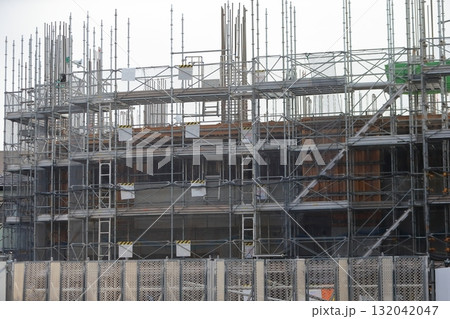 躯体工事中のマンション建設現場  (外部足場)　イメージ 132042047
