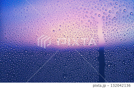 水滴のついた窓越しの風景　夕暮れ　エモーショナル　ノスタルジック　雨上がり　湿気　背景 132042136