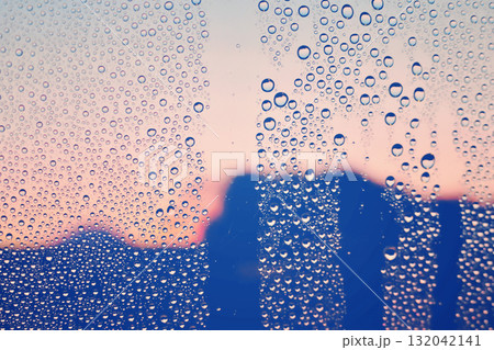 のついた窓越しの風景 夕暮れ エモーショナル ノスタルジック 雨上がり 湿気 背景 のついた窓越しの風景 夕暮れ エモーショナル ノスタルジック 雨上がり 湿気 背景 132042141