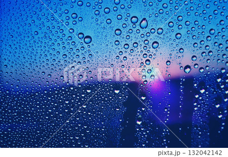 水滴のついた窓越しの青い風景　夕暮れ　エモーショナル　ノスタルジック　雨上がり　湿気　背景 132042142