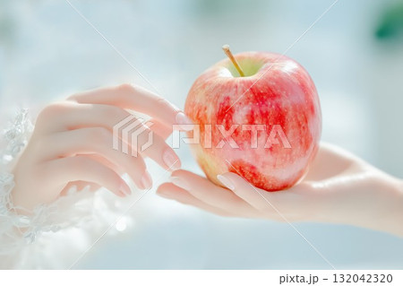 りんごを手渡すイメージ 132042320