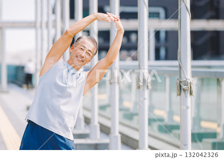 ストレッチするシニア男性 132042326