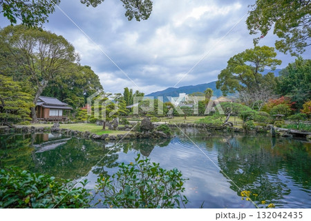 静寂に包まれた日本庭園の情景 静寂に包まれた日本庭園の情景 132042435