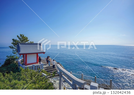 桂浜展望台から見る太平洋と小さなお社のコラボ情景 桂浜展望台から見る太平洋と小さなお社のコラボ情景 132042436
