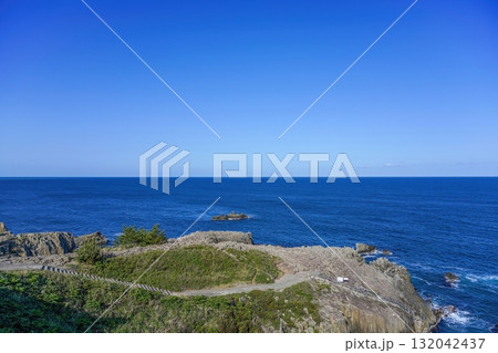 崖の上から見下ろす日本海の情景 崖の上から見下ろす日本海の情景 132042437