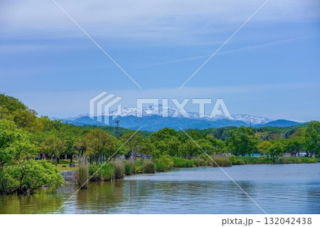 木場潟公園で水面越しに見る残雪の白山の絶景 木場潟公園で水面越しに見る残雪の白山の絶景 132042438
