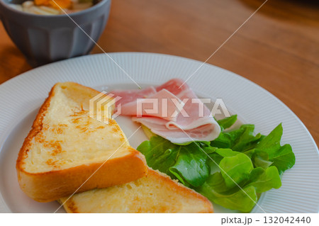 フレンチトーストとハム、サラダとスープの洋風朝食 フレンチトーストとハム、サラダとスープの洋風朝食 132042440