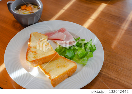 フレンチトーストとハム、サラダとスープの洋風朝食 132042442