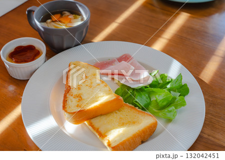 フレンチトーストとハム、サラダとスープの洋風朝食 フレンチトーストとハム、サラダとスープの洋風朝食 132042451