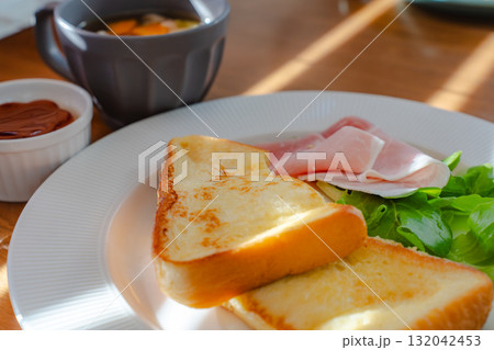 フレンチトーストとハム、サラダとスープの洋風朝食 132042453