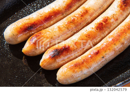 鉄皿で焼いたソーセージ 132042579