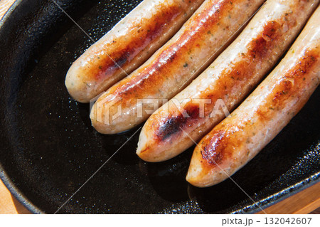 鉄皿で焼いたソーセージ 132042607
