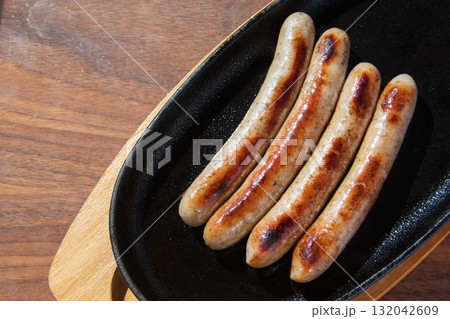 鉄皿で焼いたソーセージ 鉄皿で焼いたソーセージ 132042609