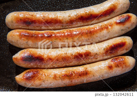 鉄皿で焼いたソーセージ 鉄皿で焼いたソーセージ 132042611