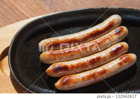 鉄皿で焼いたソーセージ 132042617
