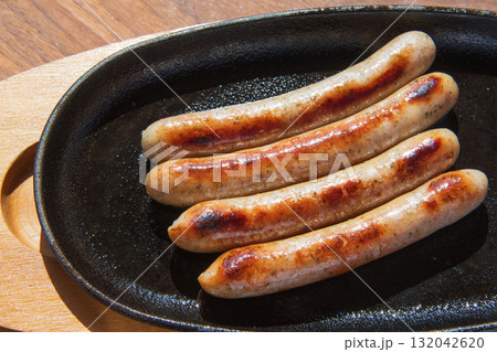 鉄皿で焼いたソーセージ 132042620