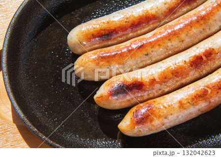 鉄皿で焼いたソーセージ 132042623