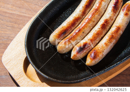 鉄皿で焼いたソーセージ 鉄皿で焼いたソーセージ 132042625