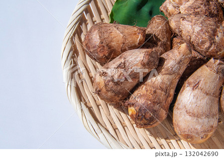 ざるにのせた里芋の葉と里芋 132042690