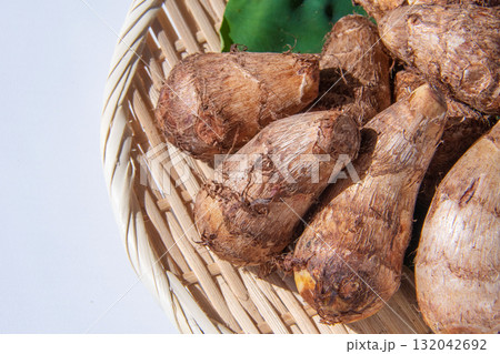 ざるにのせた里芋の葉と里芋 ざるにのせた里芋の葉と里芋 132042692