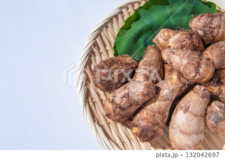 ざるにのせた里芋の葉と里芋 ざるにのせた里芋の葉と里芋 132042697