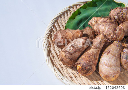 ざるにのせた里芋の葉と里芋 ざるにのせた里芋の葉と里芋 132042698