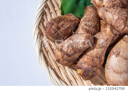 ざるにのせた里芋の葉と里芋 ざるにのせた里芋の葉と里芋 132042700