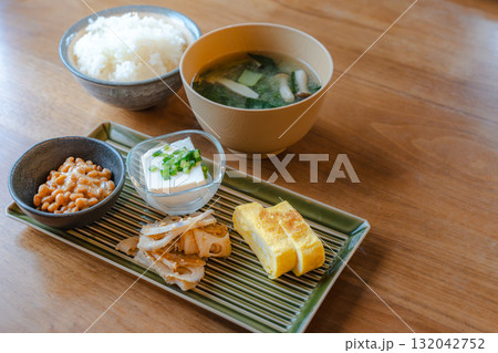 納豆や卵焼き、味噌汁とごはんが並ぶ健康的な和朝食 132042752