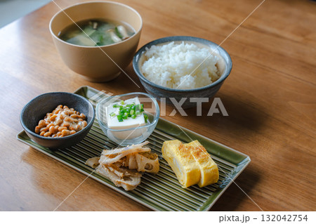 納豆や卵焼き、味噌汁とごはんが並ぶ健康的な和朝食 納豆や卵焼き、味噌汁とごはんが並ぶ健康的な和朝食 132042754