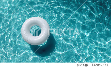 透き通る水面に浮かぶ白い浮き輪 ─ 真夏の爽快感を切り取ったミニマル構図 透き通る水面に浮かぶ白い浮き輪 ─ 真夏の爽快感を切り取ったミニマル構図 132042834