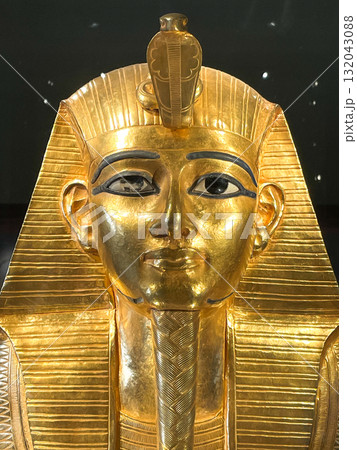カイロ・エジプト考古学博物館に展示のプスネンセス1世の黄金のマスク カイロ・エジプト考古学博物館に展示のプスネンセス1世の黄金のマスク 132043088