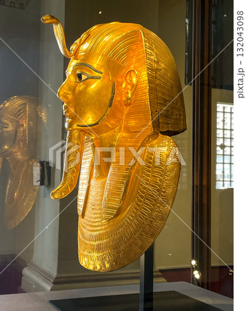 カイロ・エジプト考古学博物館に展示のプスネンセス1世の黄金のマスク カイロ・エジプト考古学博物館に展示のプスネンセス1世の黄金のマスク 132043098