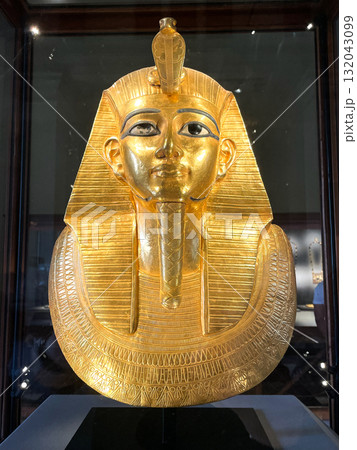 カイロ・エジプト考古学博物館に展示のプスネンセス1世の黄金のマスク カイロ・エジプト考古学博物館に展示のプスネンセス1世の黄金のマスク 132043099